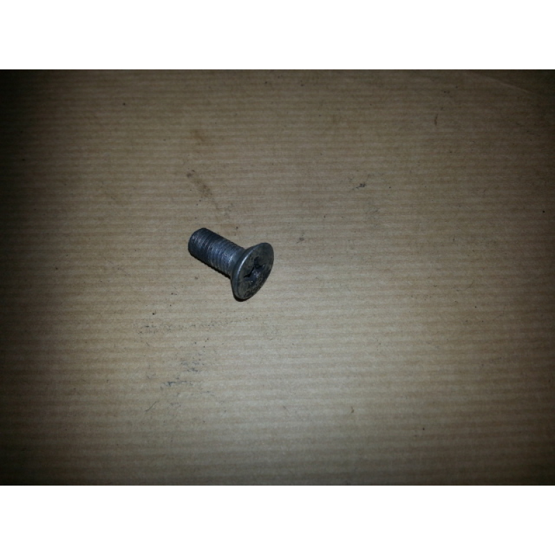 WOV105U schroef smalle remtrommel aan naaf gebruikt